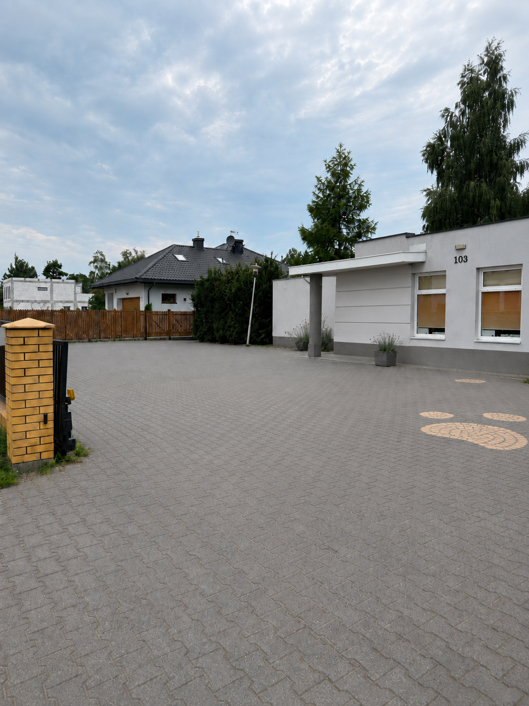 Parking i dojazd do przychodni weterynaryjnej Vetica w Kajetanach